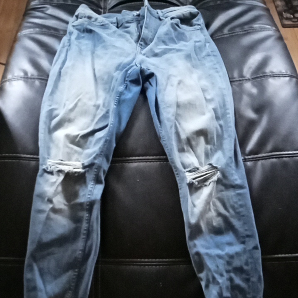😍Women distressed jeans in the knee😍